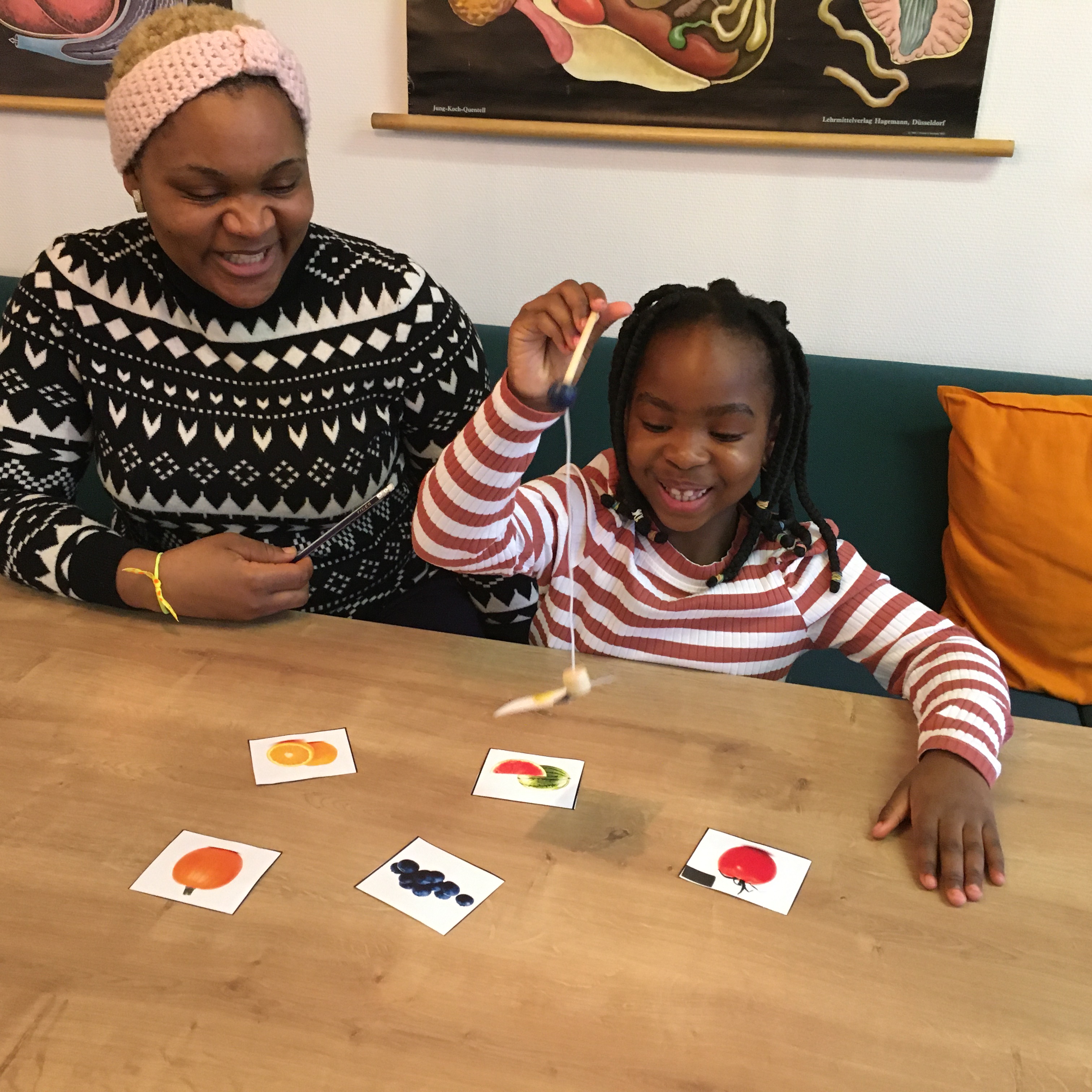 Mor og datter laver aktivitet i programmet