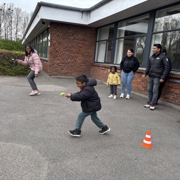 Mor og søn laver sjov aktivitet i Alfa & Omega