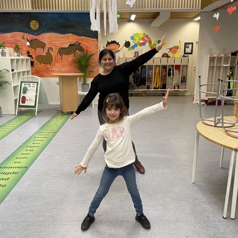 Mor og datter laver sjov aktivitet i Skoleklar med Alfa & Omega