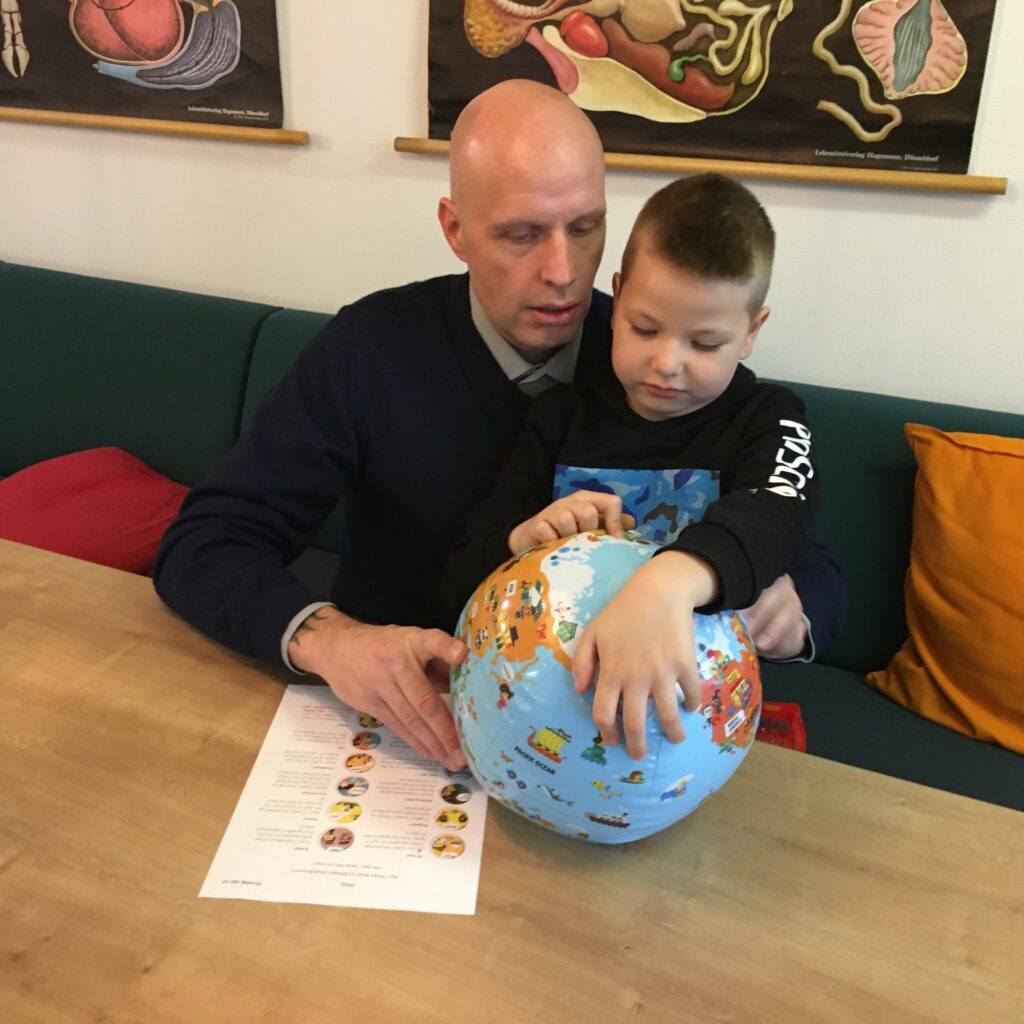 Far og søn laver Alfa & Omega aktivitet om verden