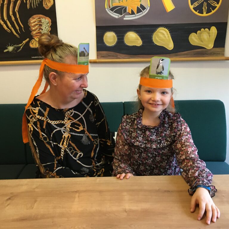 Mor og datter leger i Alfa & Omega